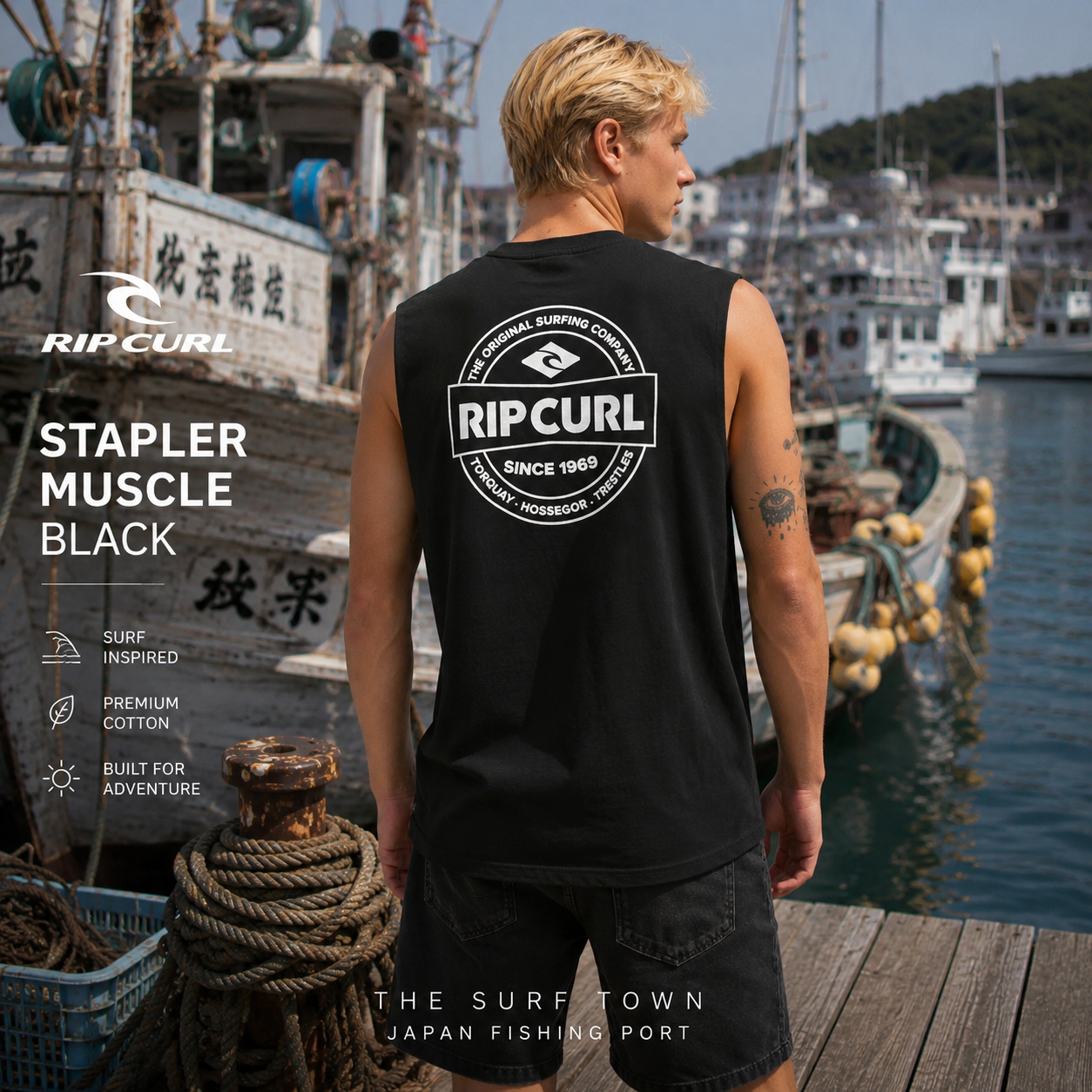Fotografía propia de THE SURF TOWN de la camiseta sin mangas Rip Curl Stapler Muscle Black para hombre en un puerto pesquero japonés con barcos tradicionales, muelles de madera y ambiente surf lifestyle premium.
