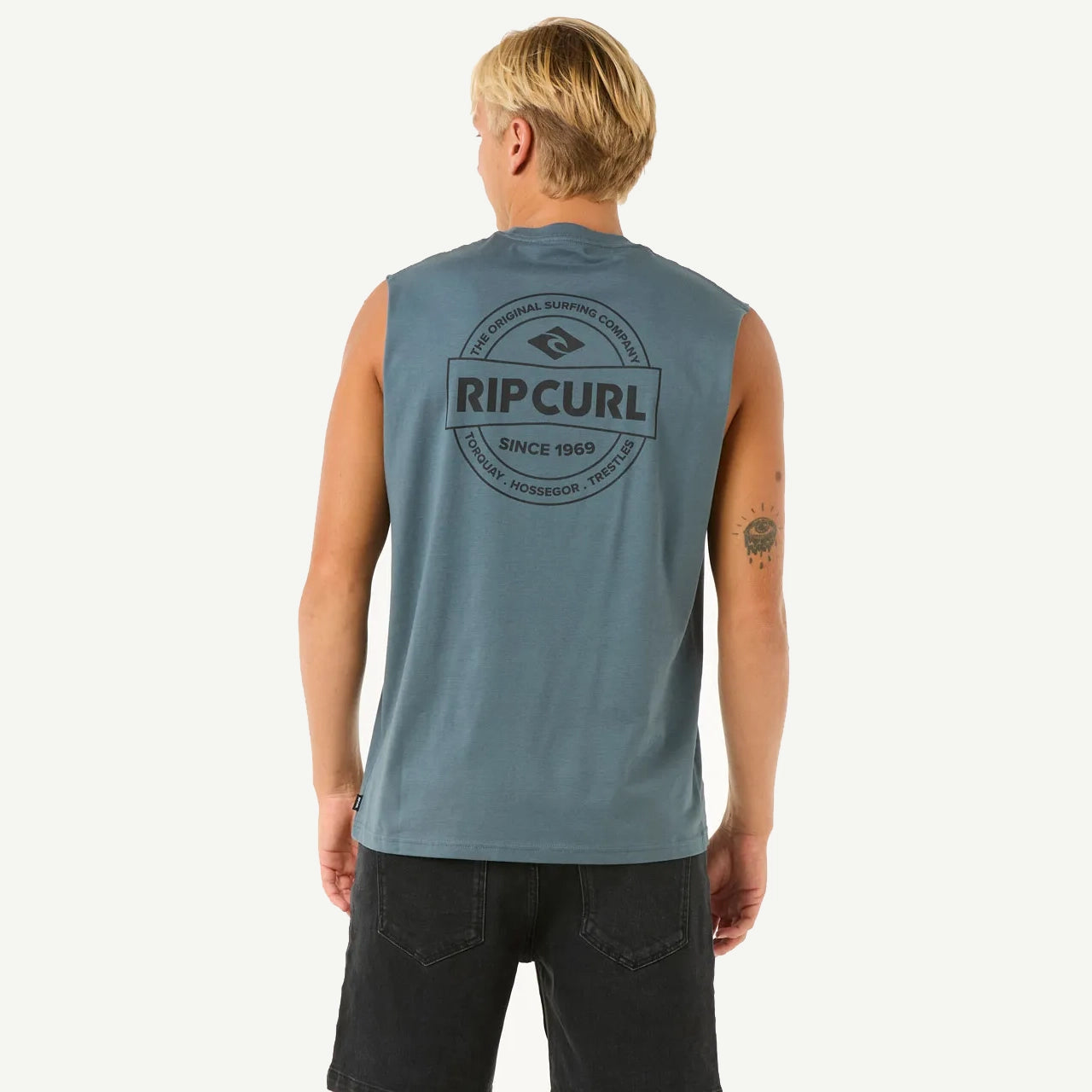 Camiseta sin mangas Rip Curl Stapler Muscle Pine Night hombre color verde Pine Night con logo frontal y trasero, diseño muscle y tejido 100% algodón transpirable.