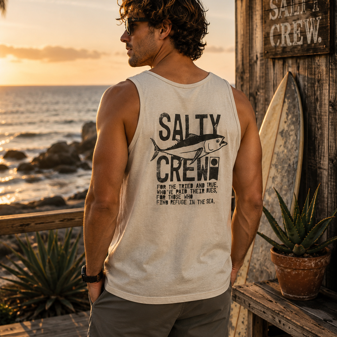 Camiseta de tirantes hombre Salty Crew Tried And True Tank Moonbeam frente al mar al atardecer estilo surf lifestyle premium Costa del Sol
