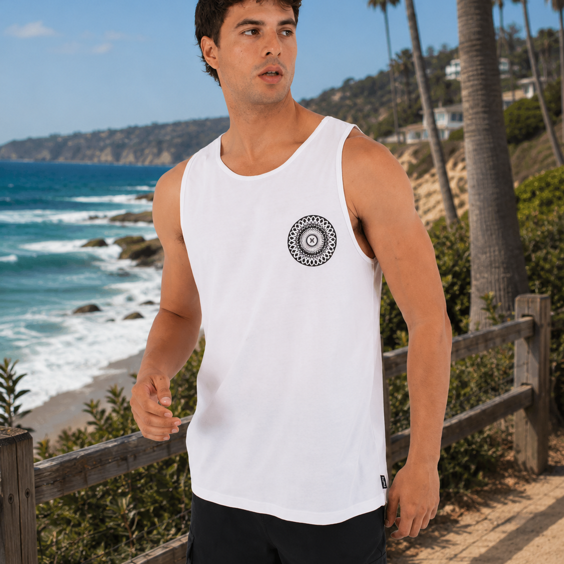 Camiseta de tirantes Hurley Cordob blanca para hombre en entorno lifestyle surf junto a la playa