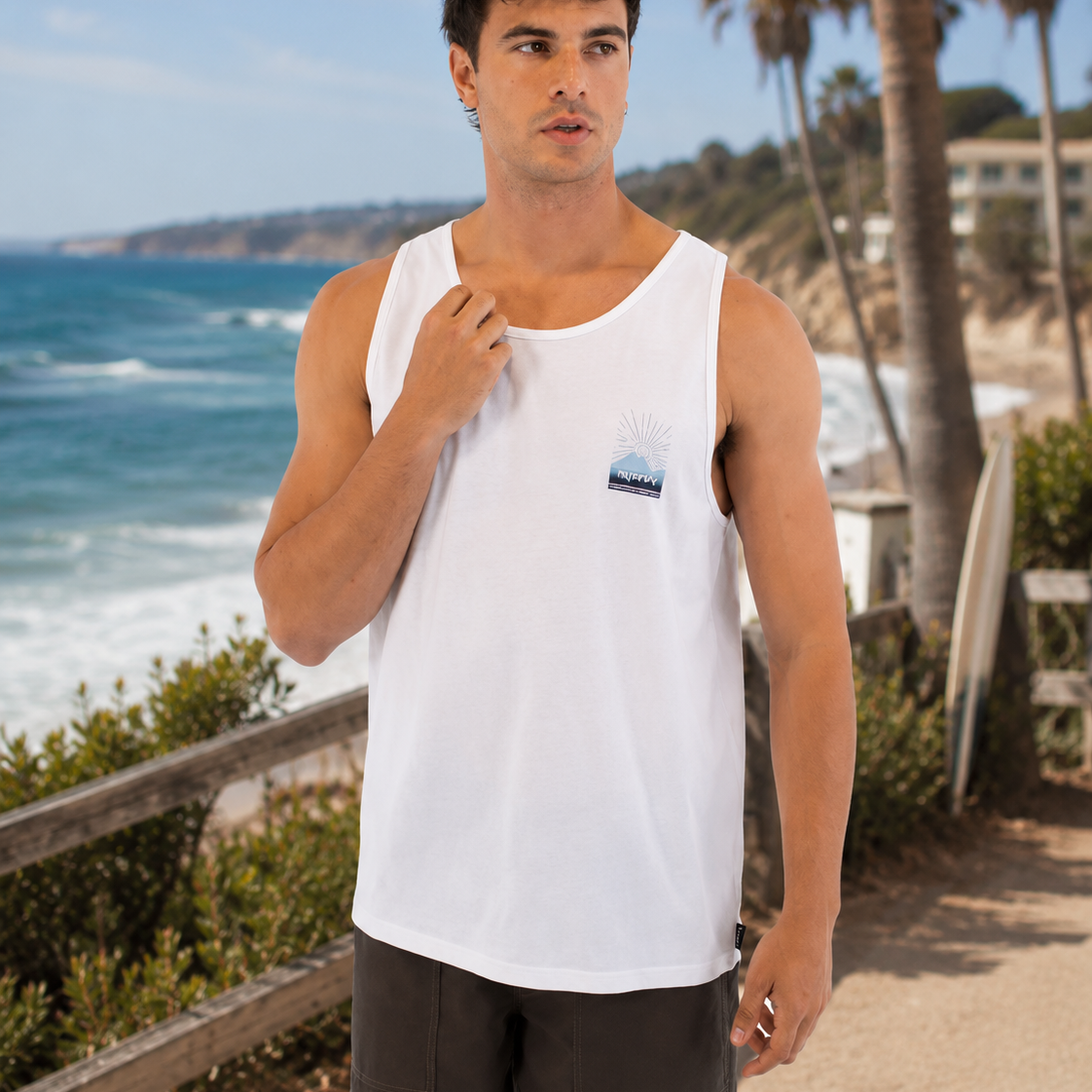 Camiseta de tirantes Hurley Surfwar blanca para hombre en escenario lifestyle surf junto al mar