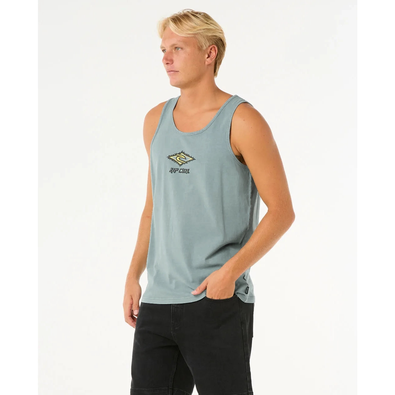 Camiseta tirantes Rip Curl Raw Energy Sloth Tank Blue Lagoon hombre azul claro con logo frontal, 100% algodón, fresca y cómoda para verano.