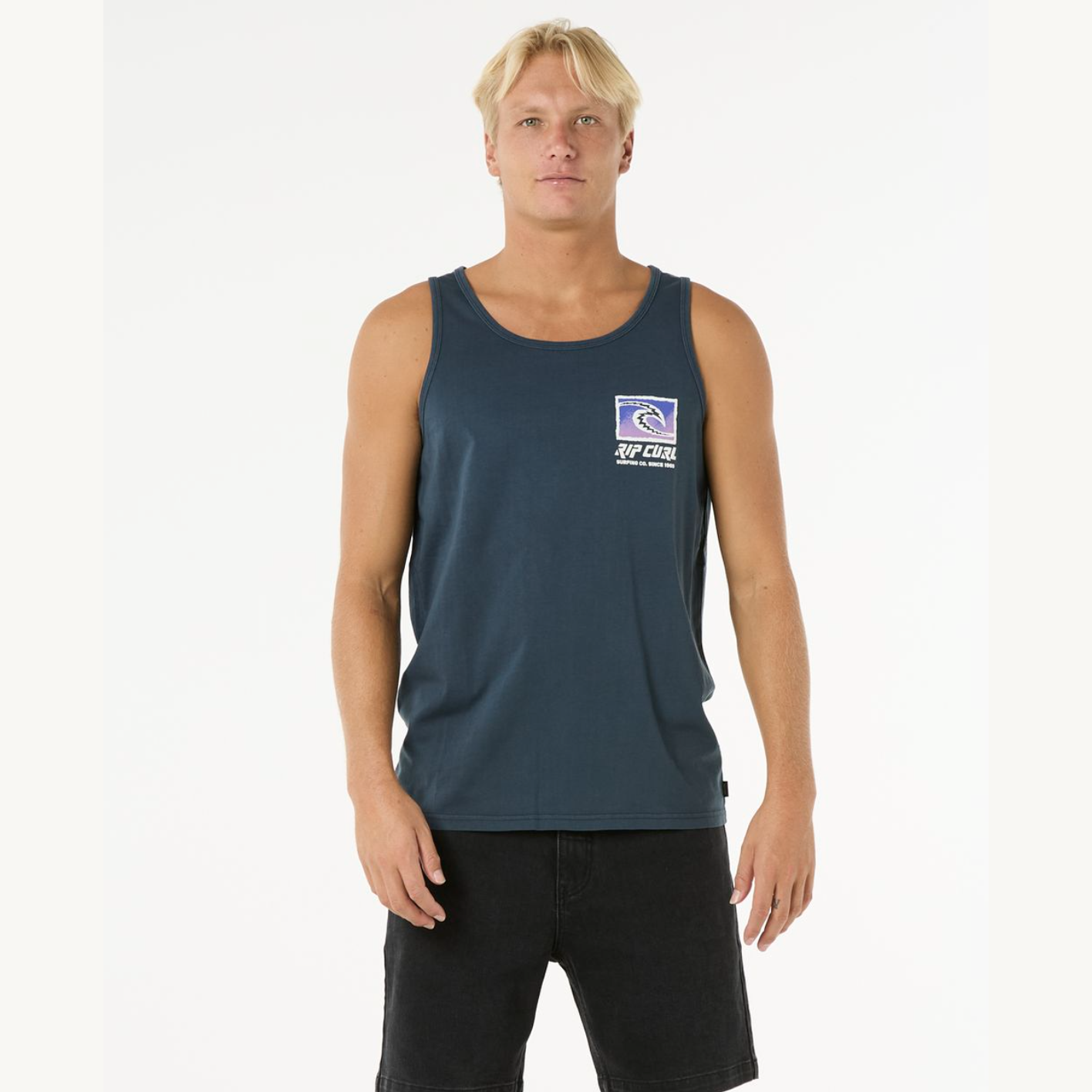 Camiseta tirantes Rip Curl Raw Energy Trad Tank Navy hombre azul marino con estampado trasero y logo frontal, tejido 100% algodón ligero y transpirable.