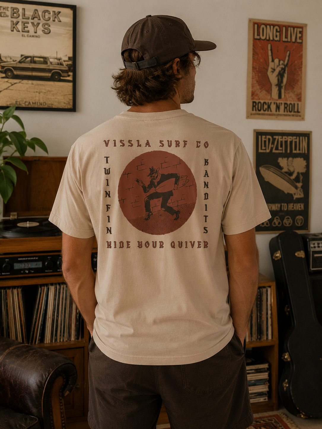 Camiseta Vissla Bandit Organic Tee Bone en ambiente retro lifestyle inspirado en música y surf