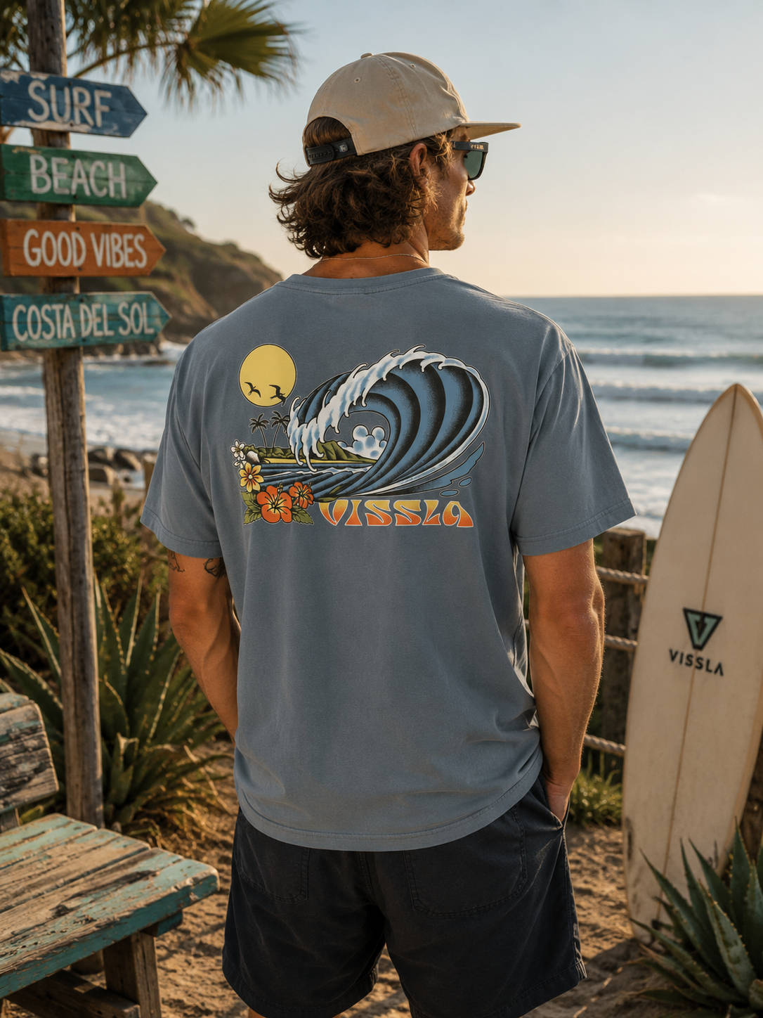 Camiseta Vissla Breakers Organic Blue Haze en ambiente surf lifestyle frente al mar