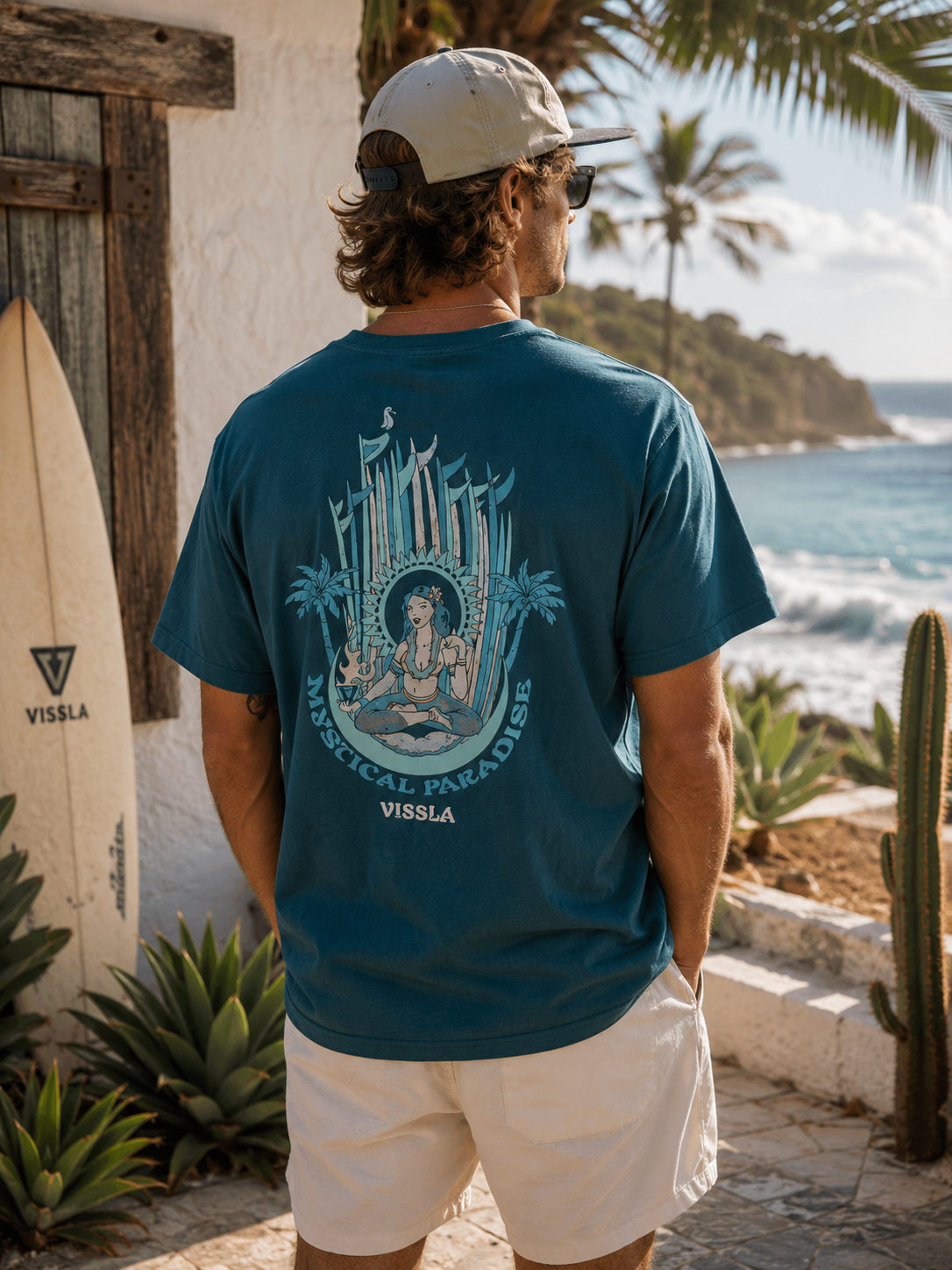 Camiseta Vissla Mystical Paradise Eco Tee Midnight en ambiente coastal surf lifestyle frente al mar