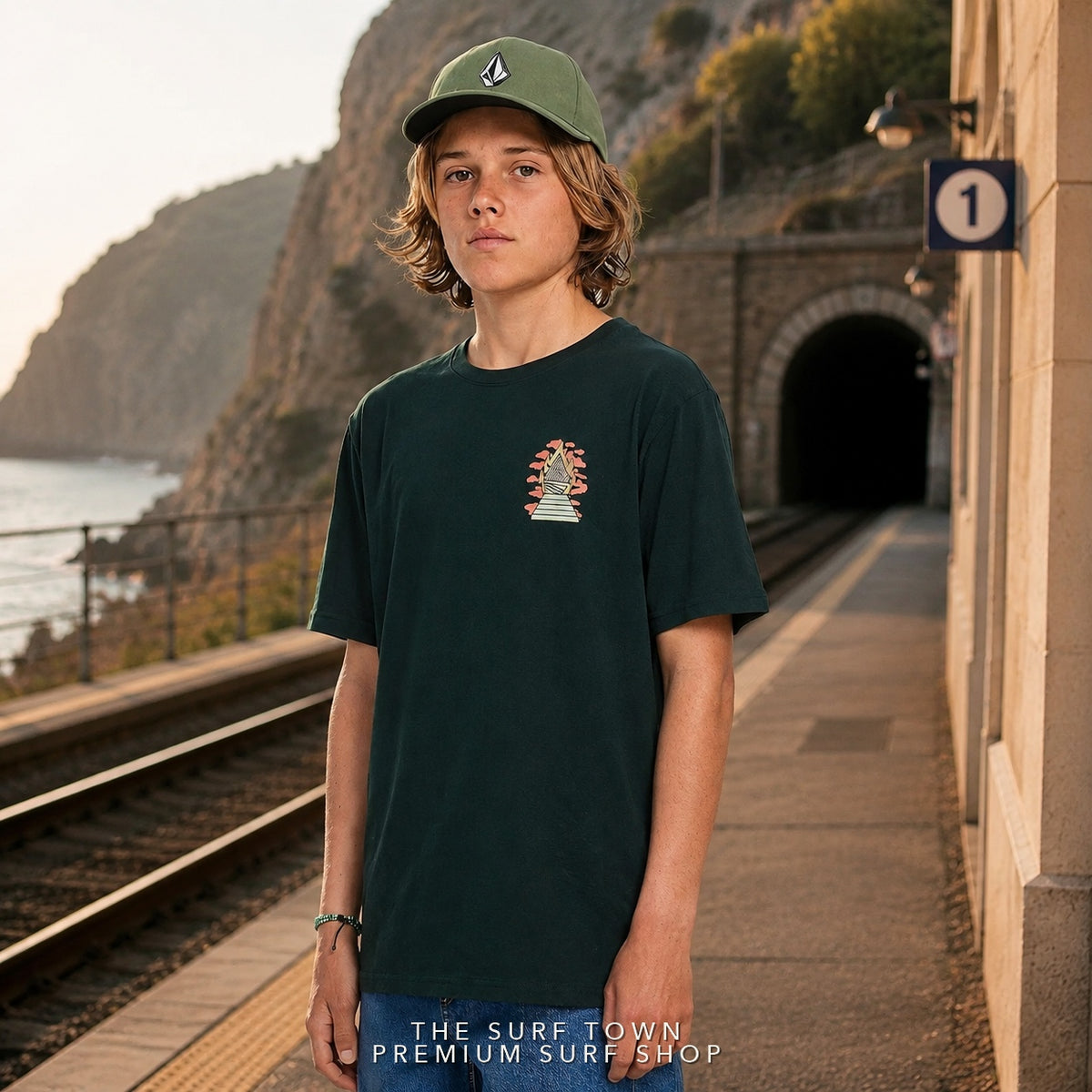 Camiseta Volcom Altarium Scarab para niño en editorial ferroviaria costera premium de THE SURF TOWN