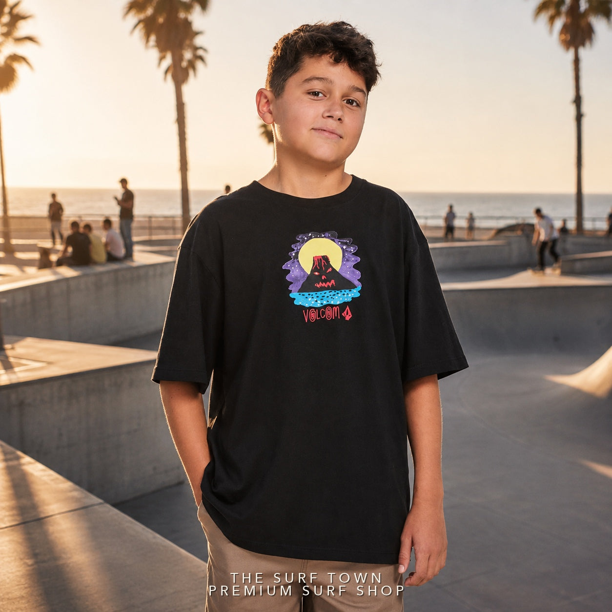 Camiseta Volcom Ozzy I Black para niño en editorial costera premium de THE SURF TOWN