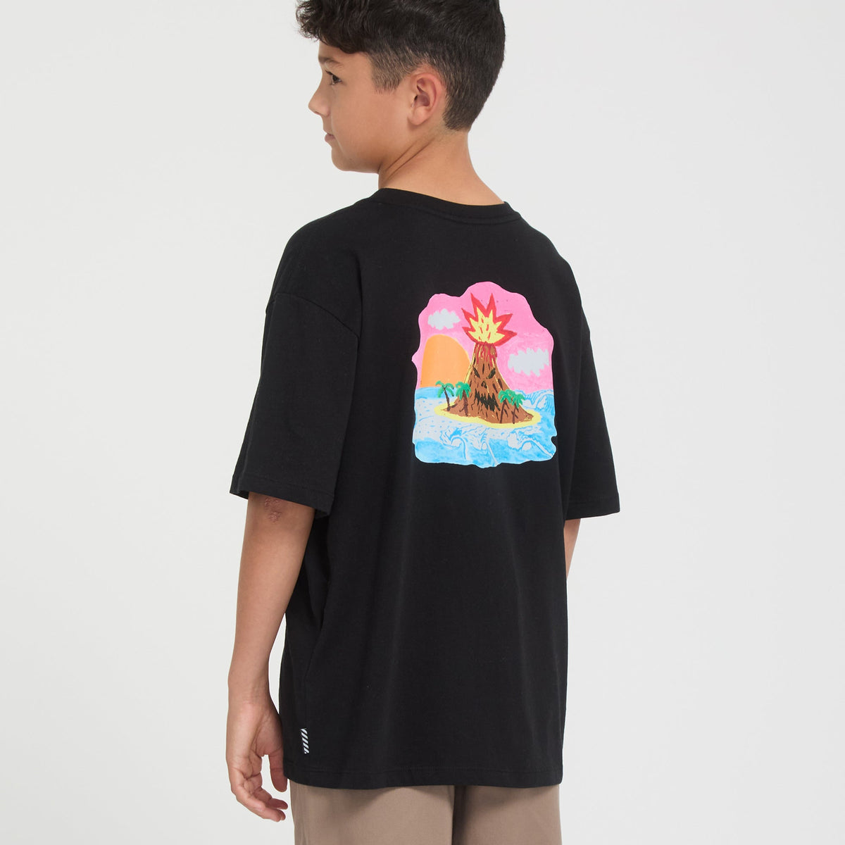 Camiseta Volcom Ozzy I Black para niño vista trasera con modelo oficial