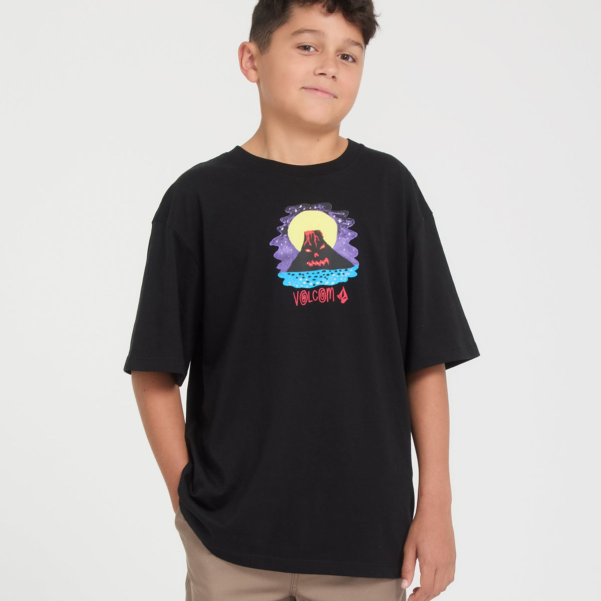 Camiseta Volcom Ozzy I Black para niño vista frontal con modelo oficial