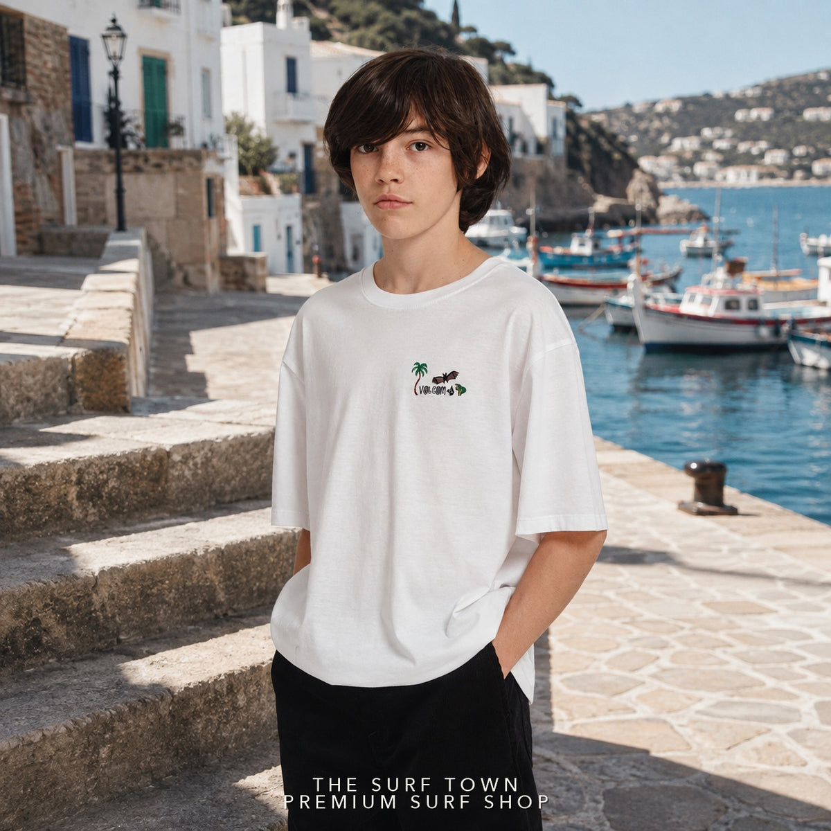 Camiseta Volcom Ozzy I White para niño en editorial mediterránea premium de THE SURF TOWN