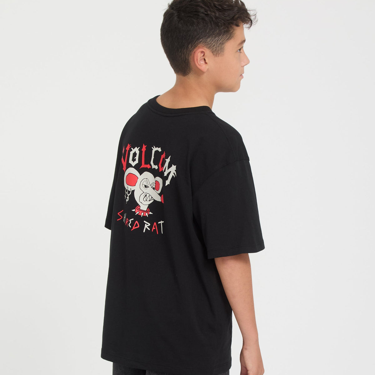 Camiseta Volcom Ozzy II Black para niño vista trasera con modelo oficial