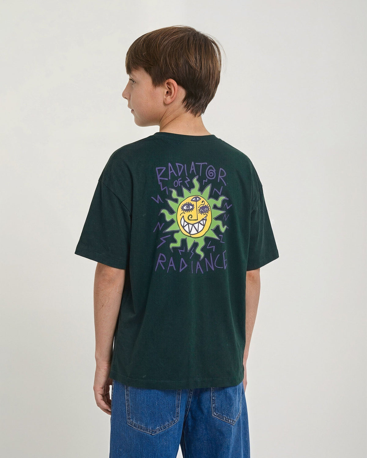 Camiseta Volcom Ozzy II Scarab para niño vista trasera con modelo oficial