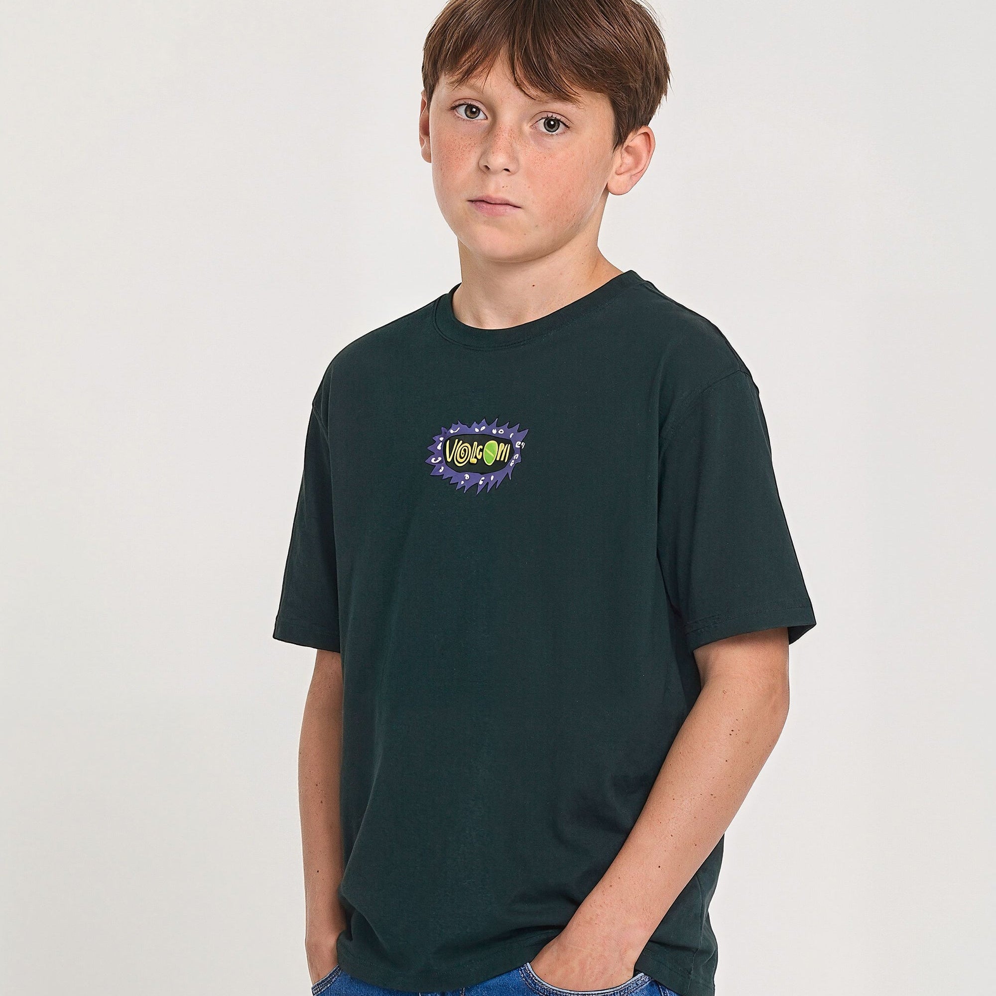 Camiseta Volcom Ozzy II Scarab para niño vista frontal con modelo oficial