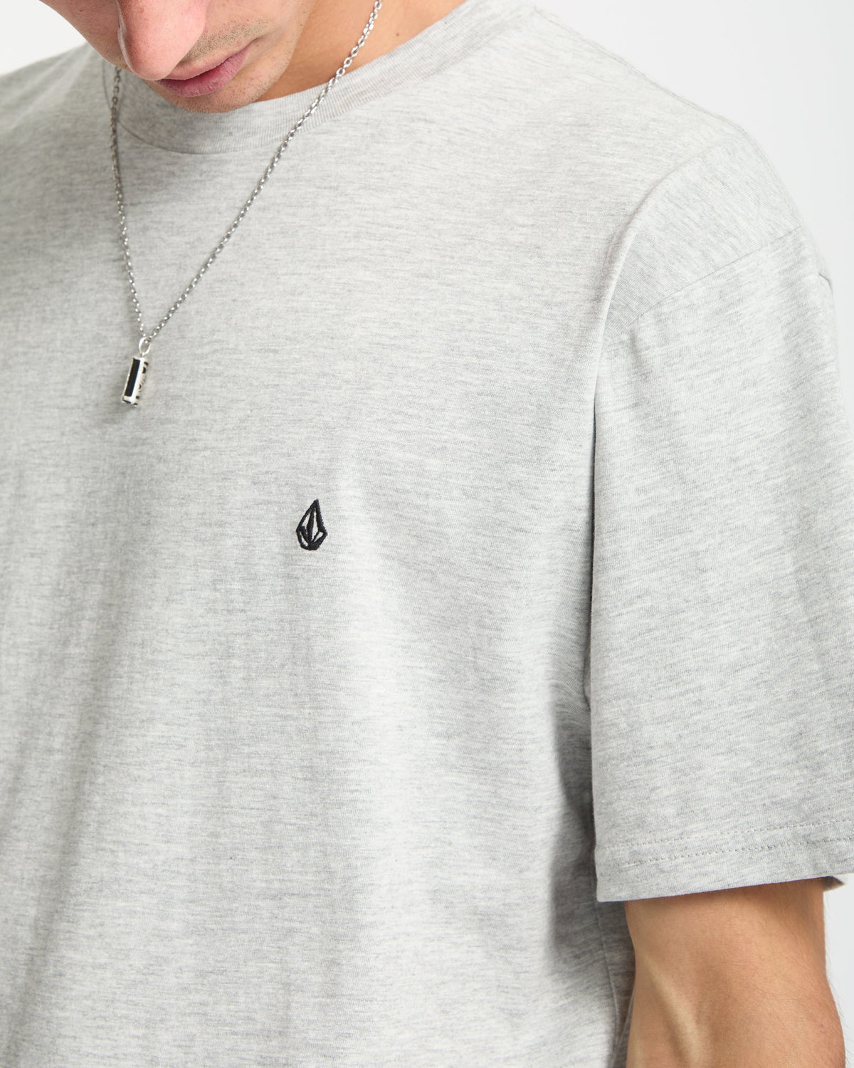 Camiseta Volcom Stone Blanks Heather Grey detalle del bordado Stone oficial