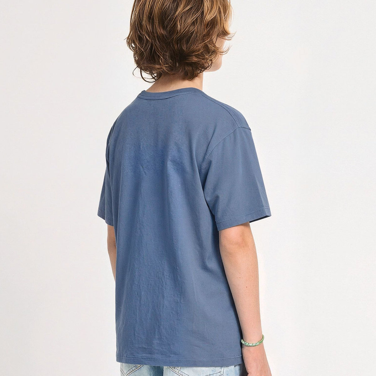 Camiseta Volcom Stone Blanks Storm Blue para niño vista trasera con modelo oficial