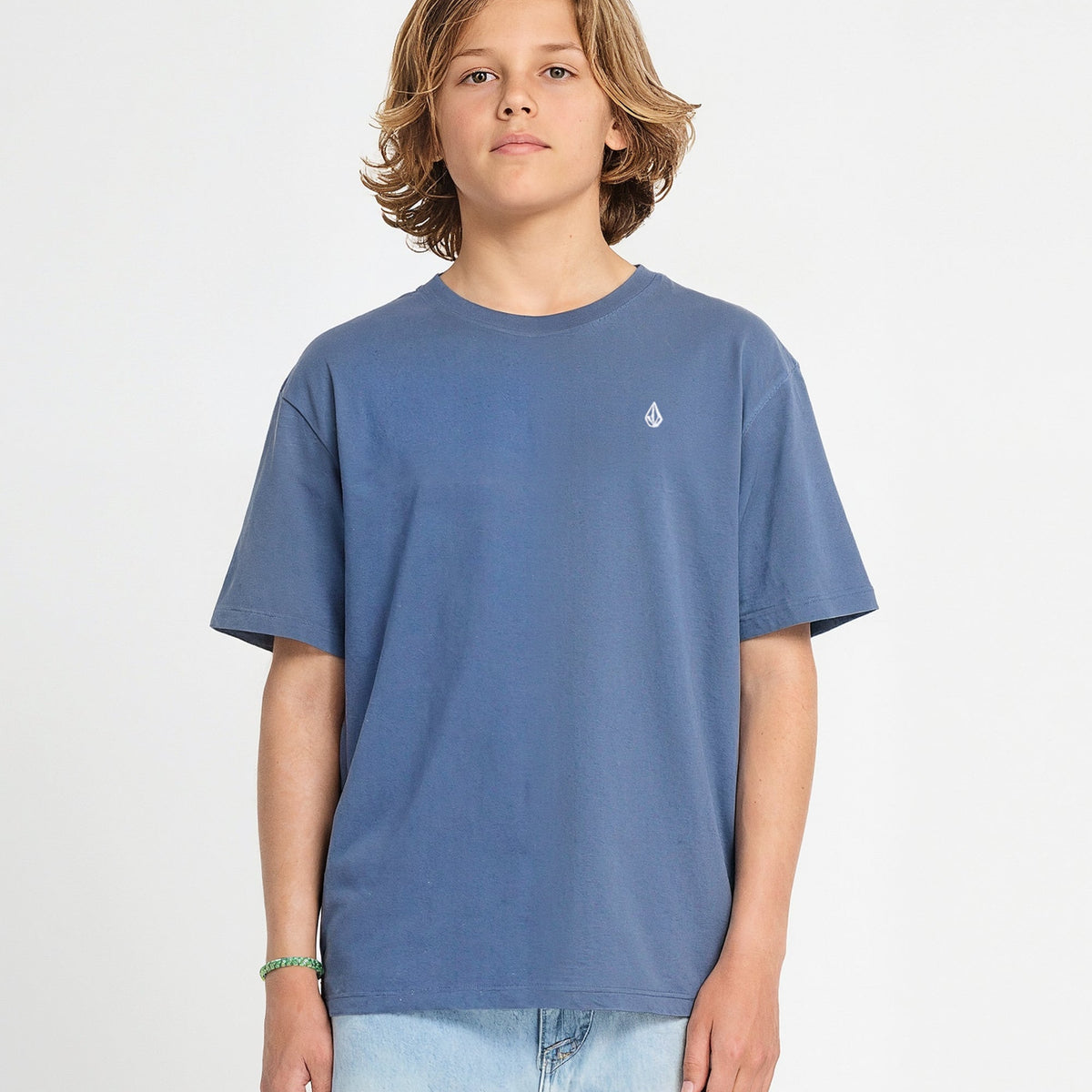 Camiseta Volcom Stone Blanks Storm Blue para niño vista frontal con modelo oficial