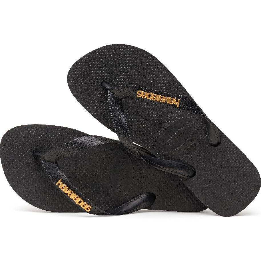 Chanclas Havaianas Top Logo Metallic Black negras con logo metálico dorado en las tiras y suela cómoda de goma para verano, playa y piscina