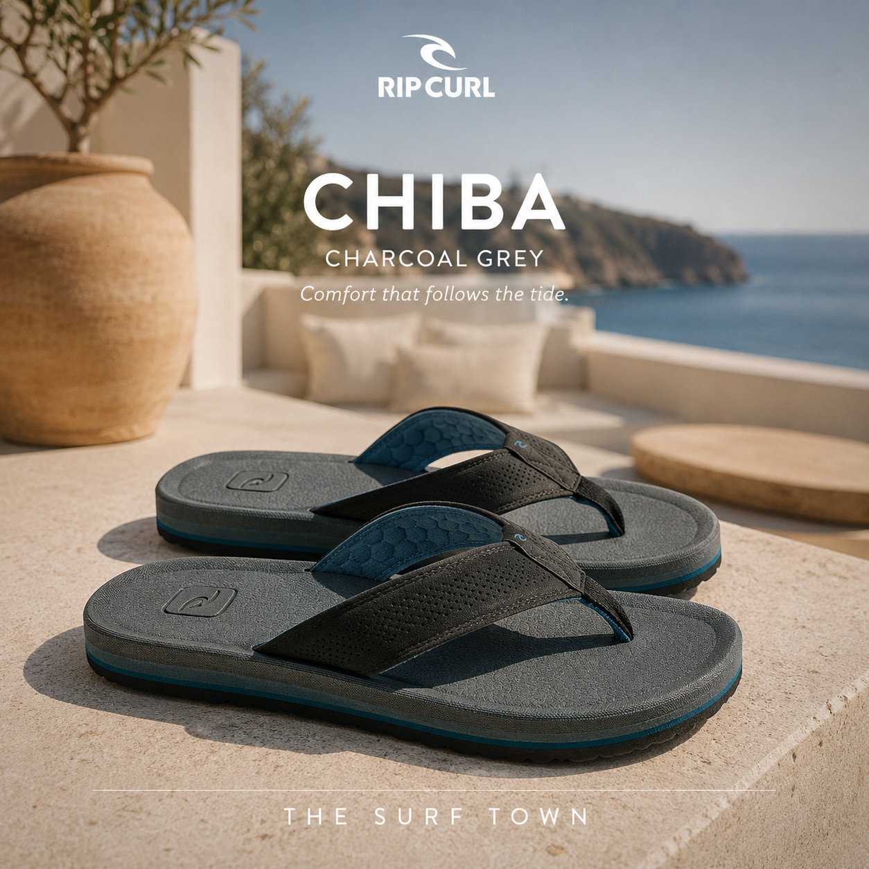 Chanclas Rip Curl Chiba Charcoal Grey en fotografía editorial propia de THE SURF TOWN sobre terraza mediterránea frente al mar, sandalias cómodas para playa, piscina, vacaciones y estilo surf lifestyle con plantilla acolchada y diseño ergonómico.