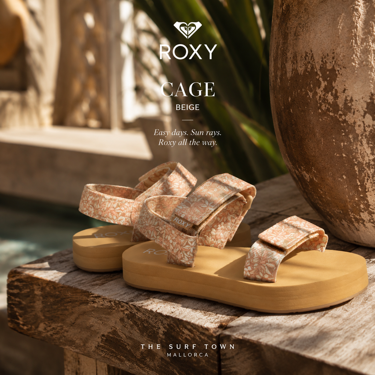 Chanclas Roxy Cage Beige en fotografía editorial propia de THE SURF TOWN junto a piscina tropical premium con estética beach club y surf lifestyle femenino