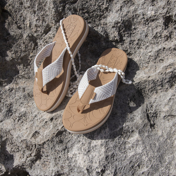 Chanclas ROXY Colbee Hi Natural de mujer en color beige con tira blanca y suela elevada estilo verano surf
