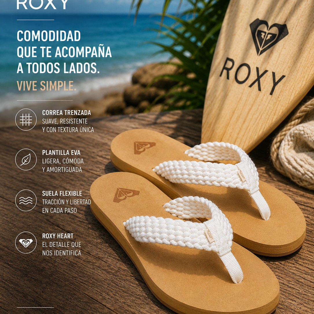 Chanclas Roxy Porto Natural para mujer en escena beach lifestyle premium sobre madera junto al mar tropical