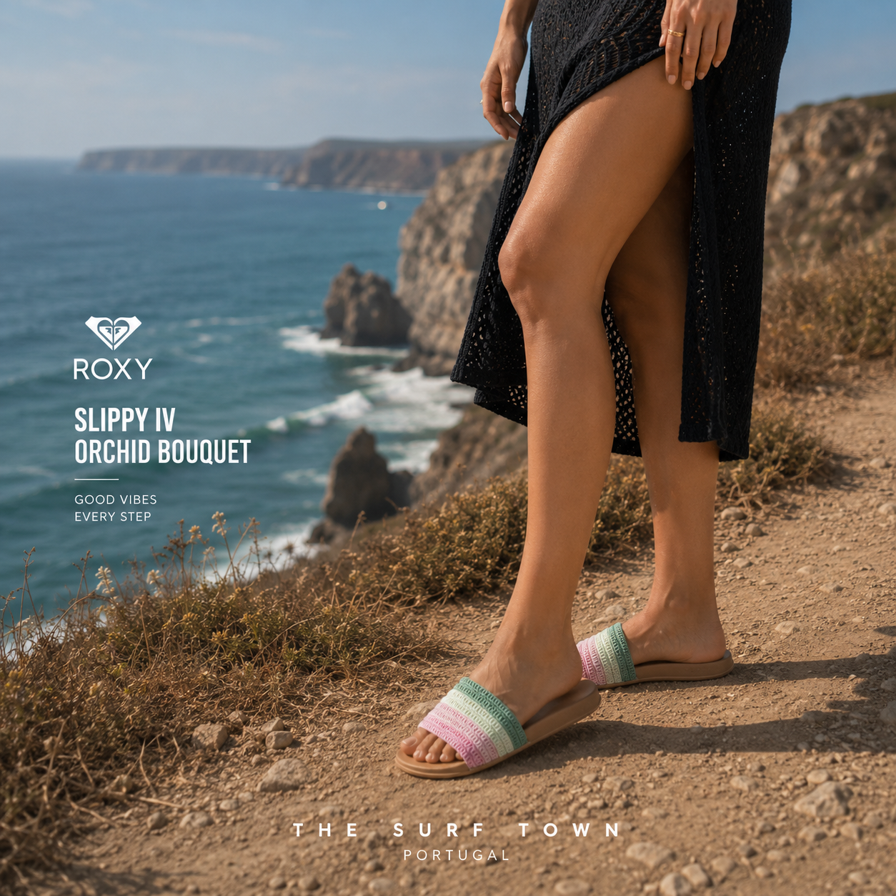 Fotografía propia de THE SURF TOWN de las chanclas Roxy Slippy IV Orchid Bouquet para mujer en los acantilados oceánicos de Portugal con vistas al Atlántico y ambiente surf lifestyle premium.