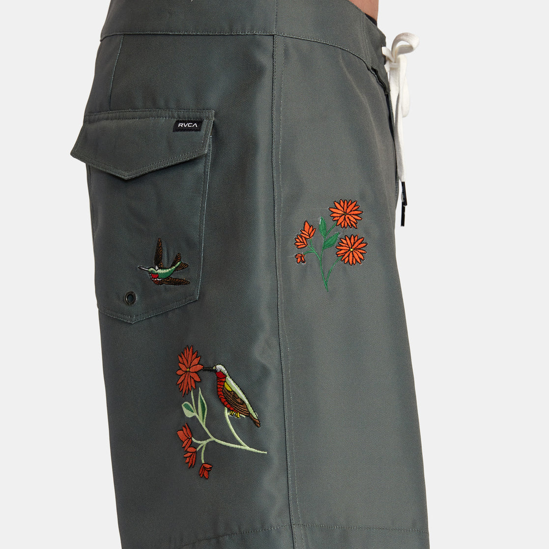 detalle bordado floral bermudas RVCA Anytime 16 Trunk Olive hombre