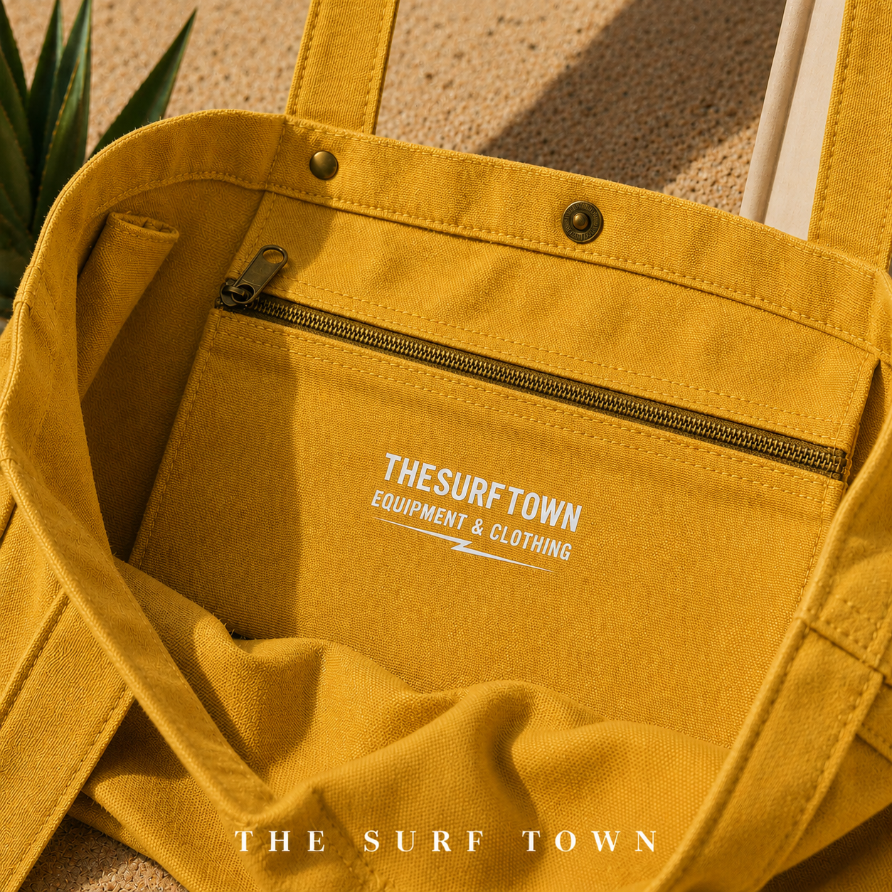 Detalle del bolsillo interior con cremallera del Bolso de Playa The Surf Town Tote Beach Bag Mustard de algodón color mostaza con gran capacidad y diseño exclusivo para playa y verano