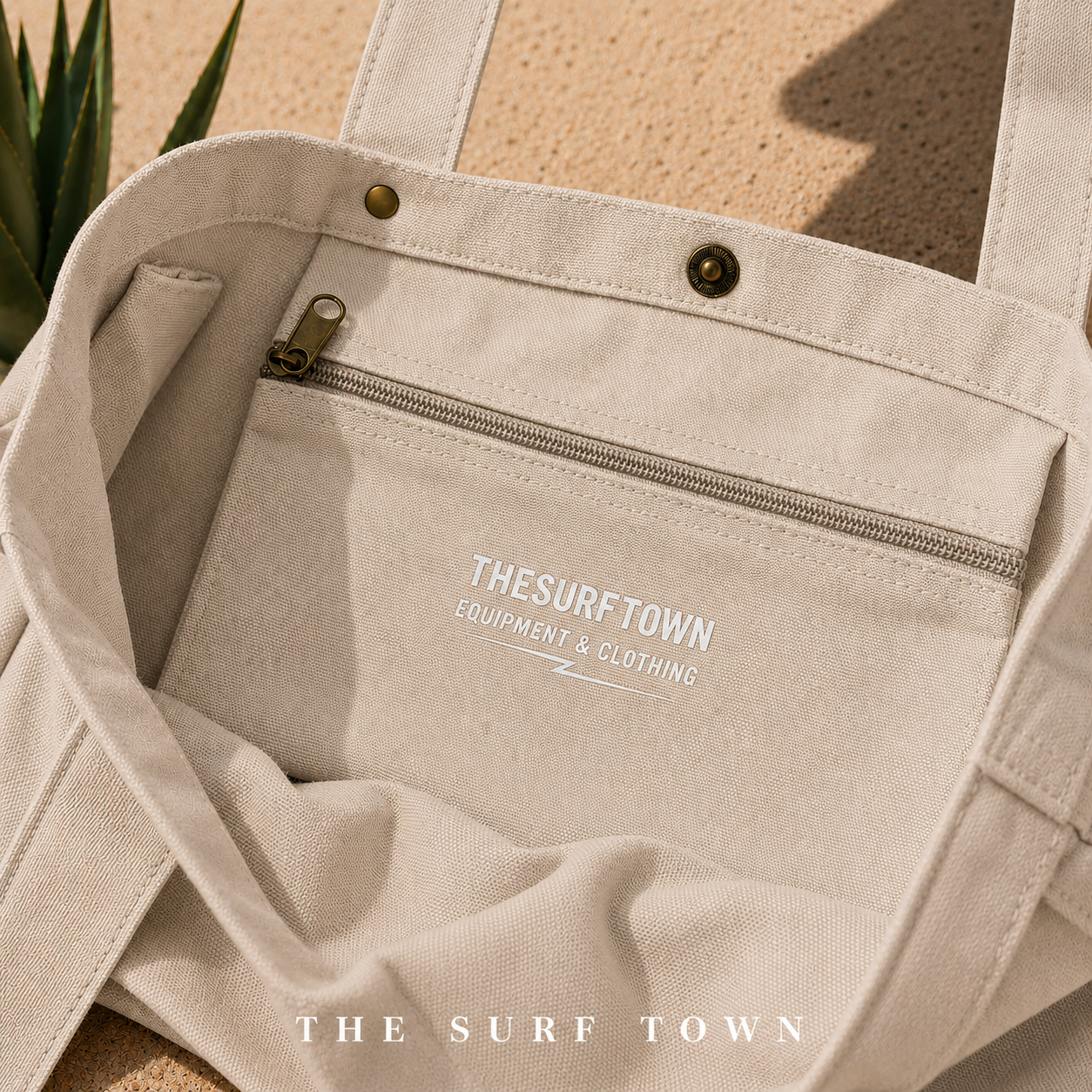 Detalle del bolsillo interior con remallera del Bolso de Playa The Surf Town Tote Beach Bag Natural de algodón color natural con gran capacidad y diseño exclusivo para playa y verano