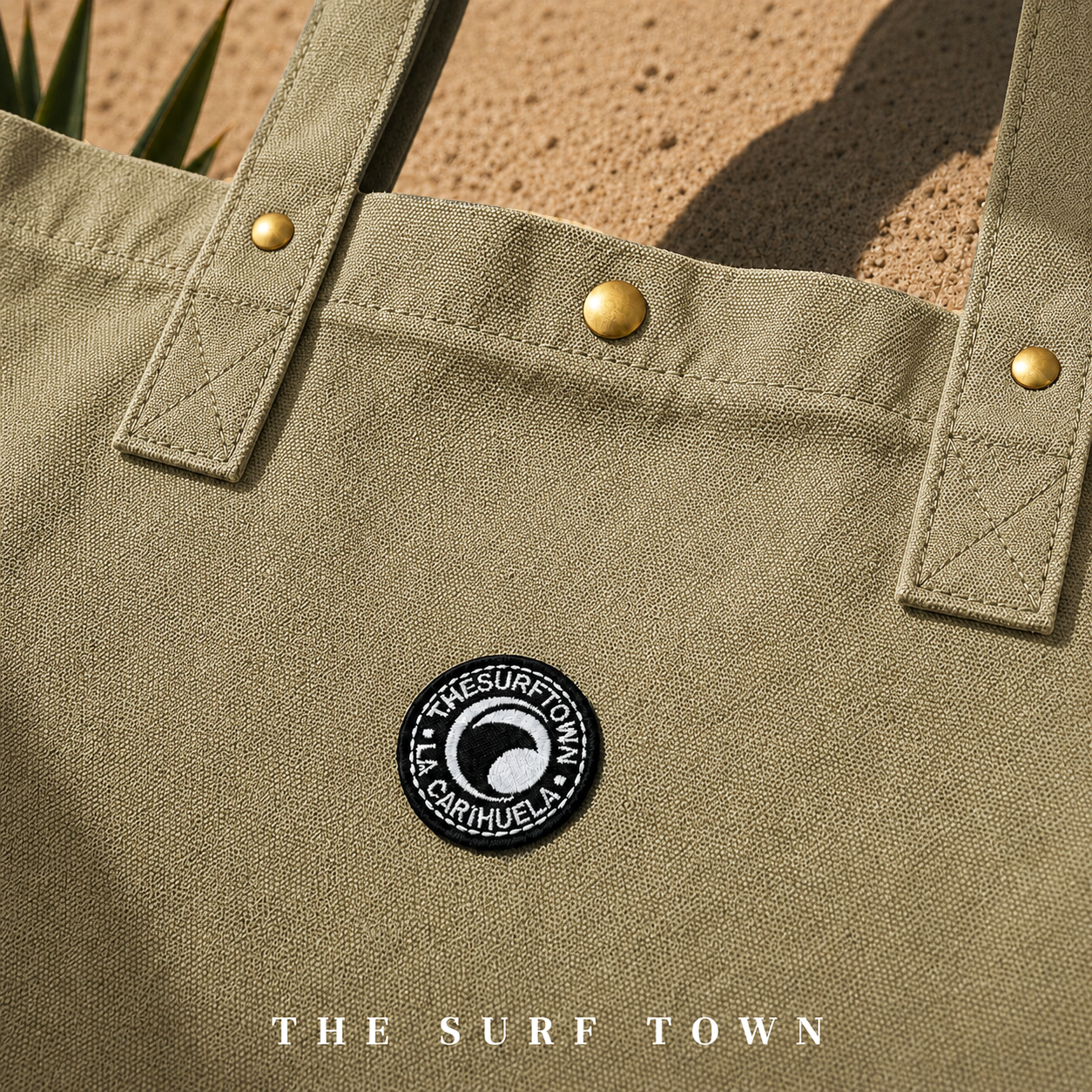 detalle del parche exterior del Bolso de Playa The Surf Town Tote Beach Bag Olive de algodón color verde oliva con gran capacidad y diseño exclusivo para playa y verano