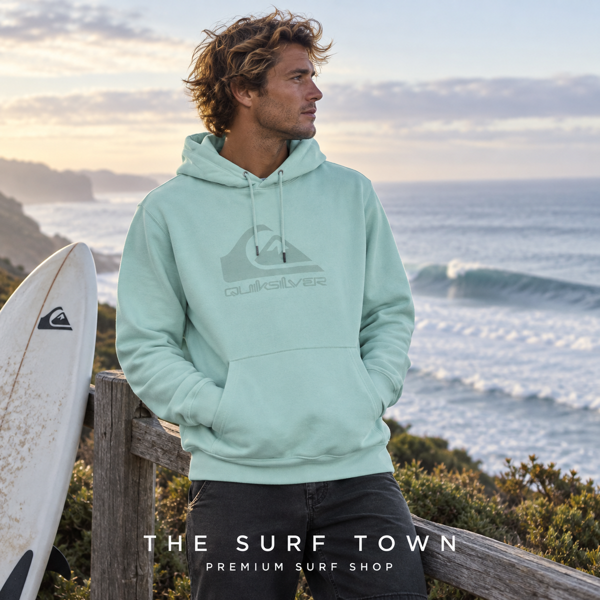 Sudadera Quiksilver Comp Logo - Azul (Blue Haze) en una escena lifestyle junto al mar; imagen editorial propia de THE SURF TOWN