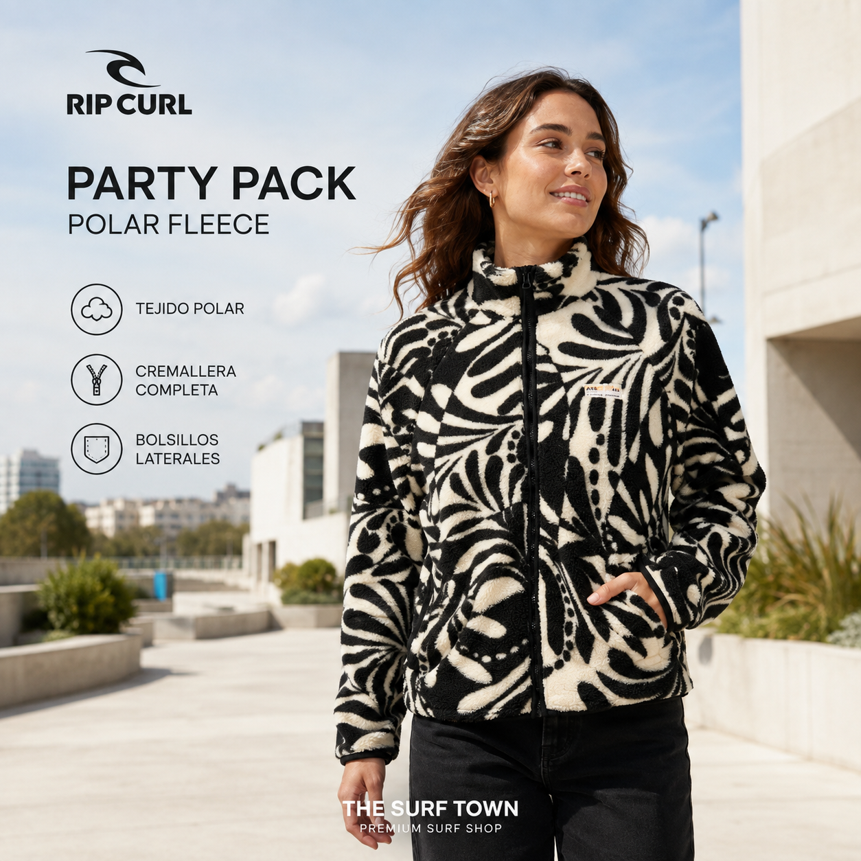 Mujer con forro polar Rip Curl Party Pack Zip Through negro y crudo en una plaza urbana, imagen editorial propia de THE SURF TOWN