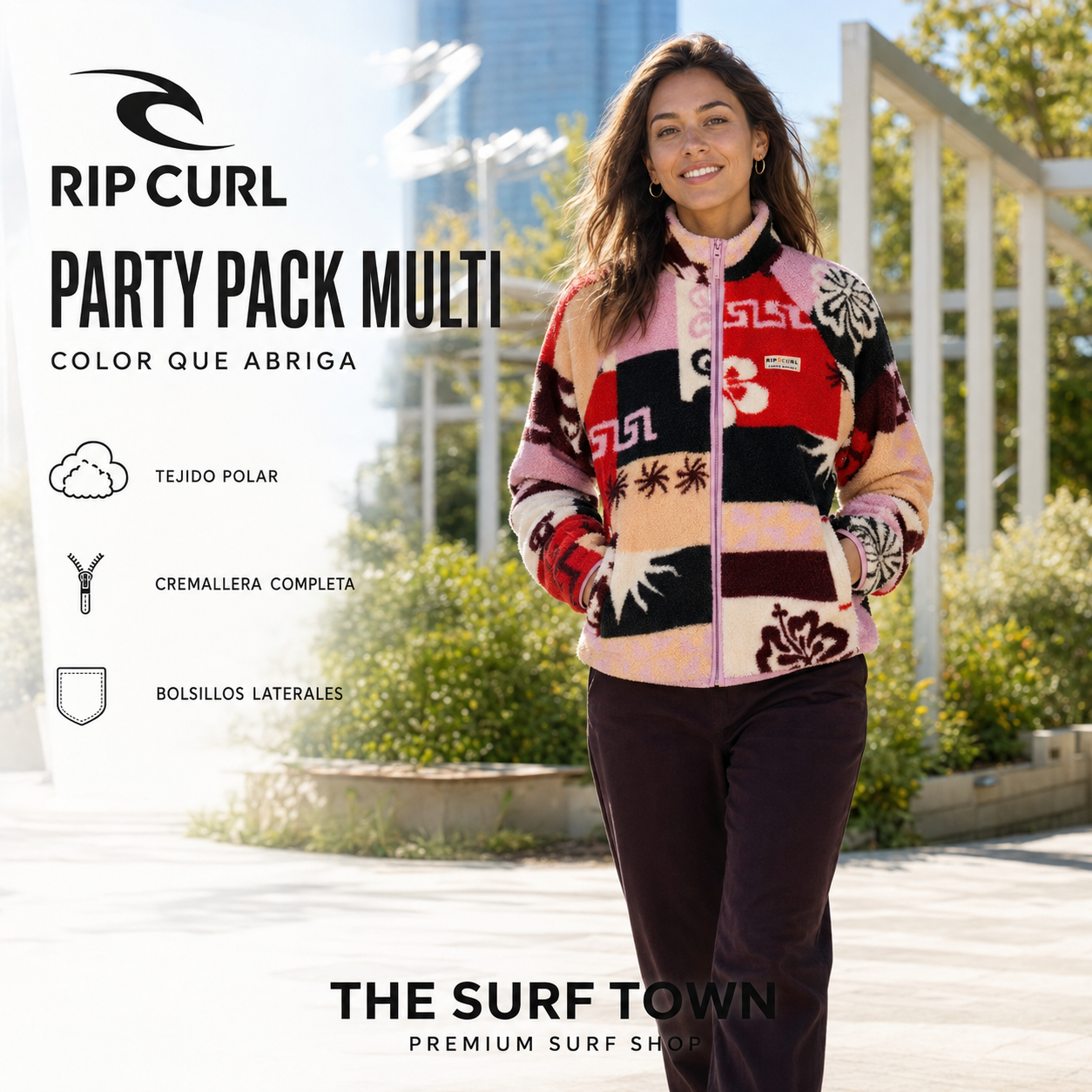 Mujer con forro polar Rip Curl Party Pack Zip Through Multi en un jardín urbano, imagen editorial propia de THE SURF TOWN