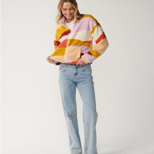 mujer usando un forro polar rip curl retro swell multicolor