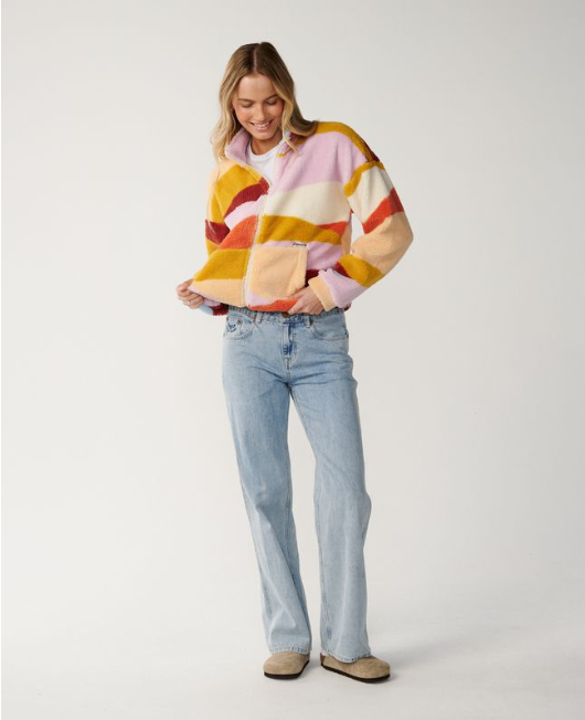 mujer usando un forro polar rip curl retro swell multicolor