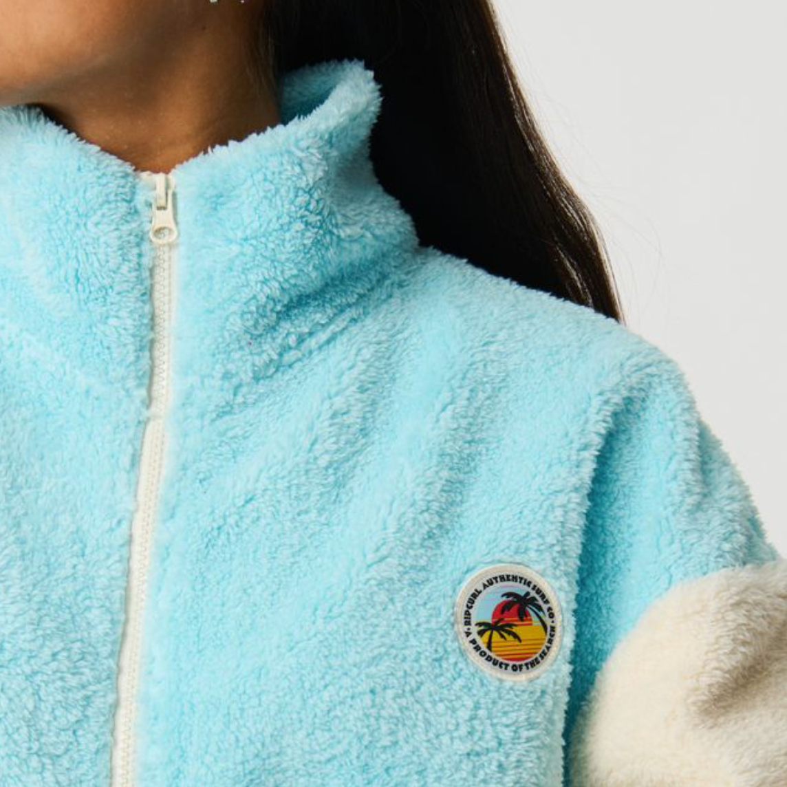 detalle del pecho del Forro Polar Rip Curl Surf Revival Light Blue