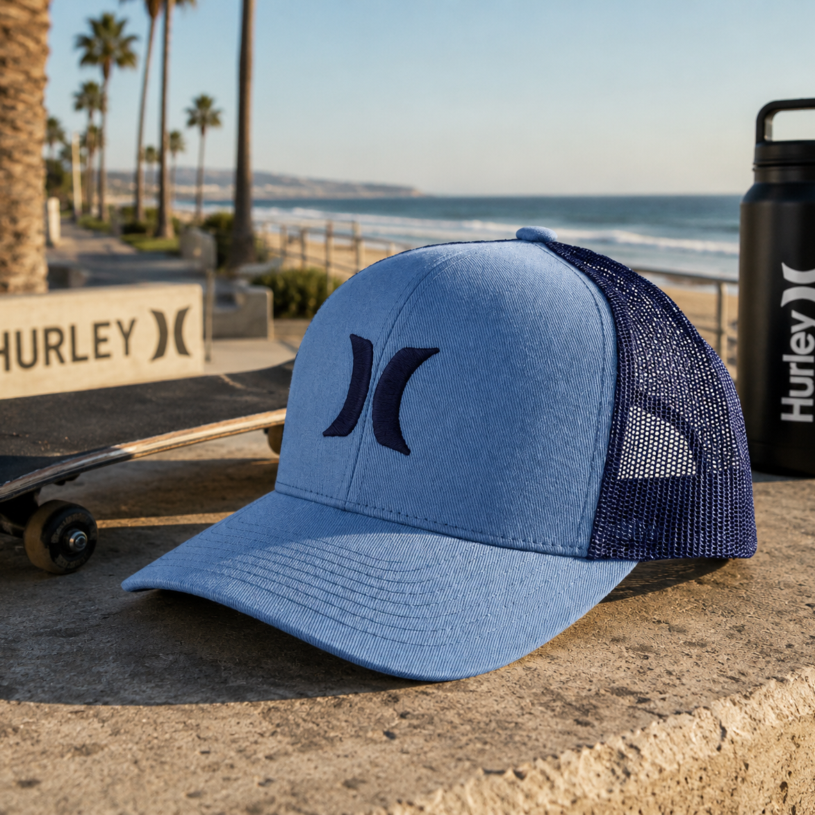 Gorra Hurley Del Mar Trucker Blur Fury azul en paseo marítimo surf skate lifestyle Costa del Sol