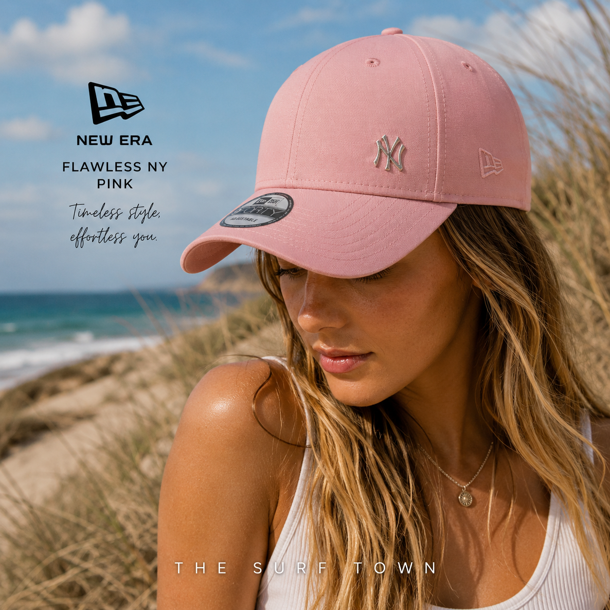 Gorra New Era Flawless NY Pink en fotografía editorial propia de THE SURF TOWN sobre dunas costeras premium con estilo beach lifestyle femenino