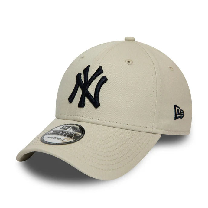 Gorra New Era NY Essential Logo Bone Black beige con logo negro bordado, modelo 9FORTY ajustable y visera curvada clásica.