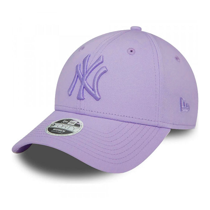 Gorra New Era NY malva 9FORTY con logo tonal bordado y visera curvada ajustable.