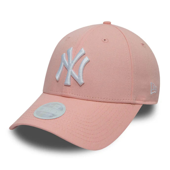Gorra New Era NY mujer rosa pastel con logo blanco bordado y visera curvada