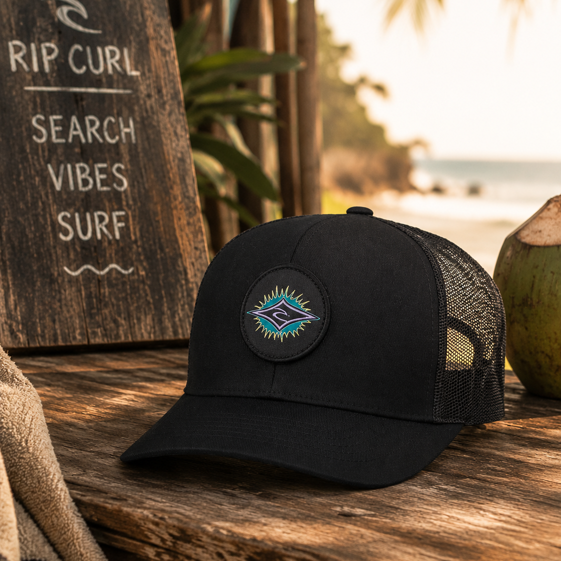 Gorra Rip Curl Custom Curve Black Purple estilo trucker en escenario surf lifestyle premium con estética coastal cinematográfica
