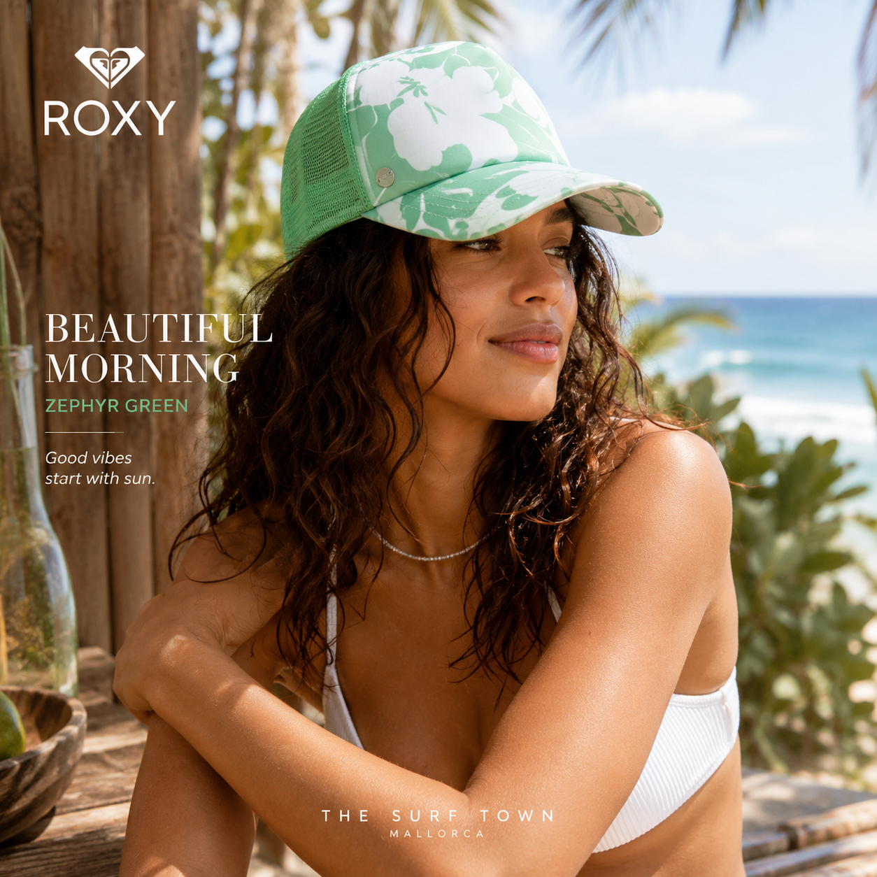 Gorra Roxy Beautiful Morning Zephyr Green en fotografía editorial propia de THE SURF TOWN junto al mar con estilo beach club tropical premium y surf lifestyle femenino