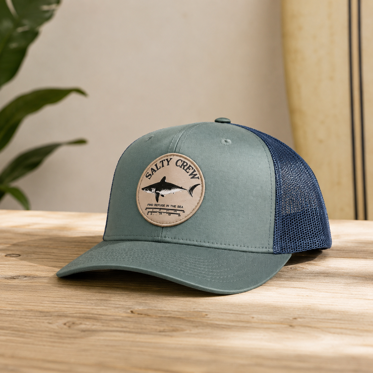 Gorra Salty Crew Bruce Trucker Marine Slate en entorno lifestyle premium con inspiración surf y estilo Costa del Sol