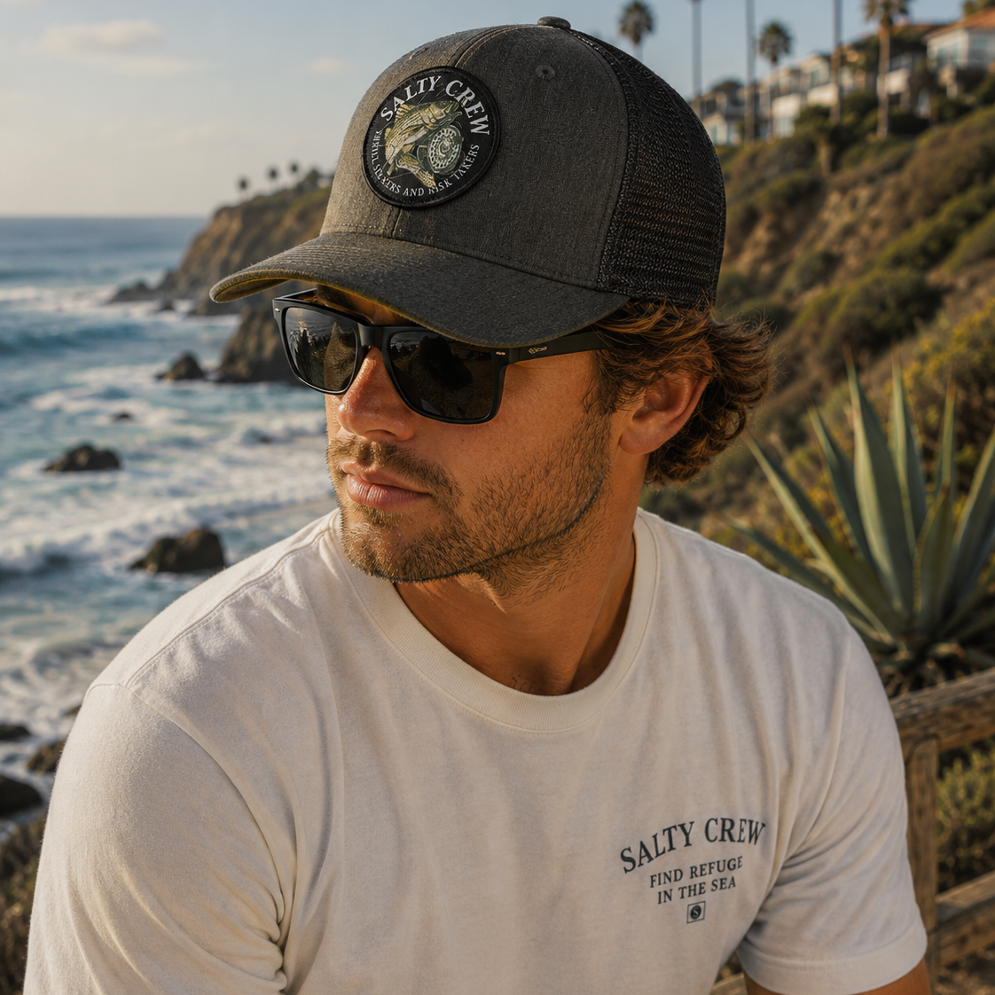 Gorra Salty Crew Reel Fly Retro Trucker Dark Heather Grey en ambiente surf lifestyle junto al mar con estilo Costa del Sol y beach vibes premium