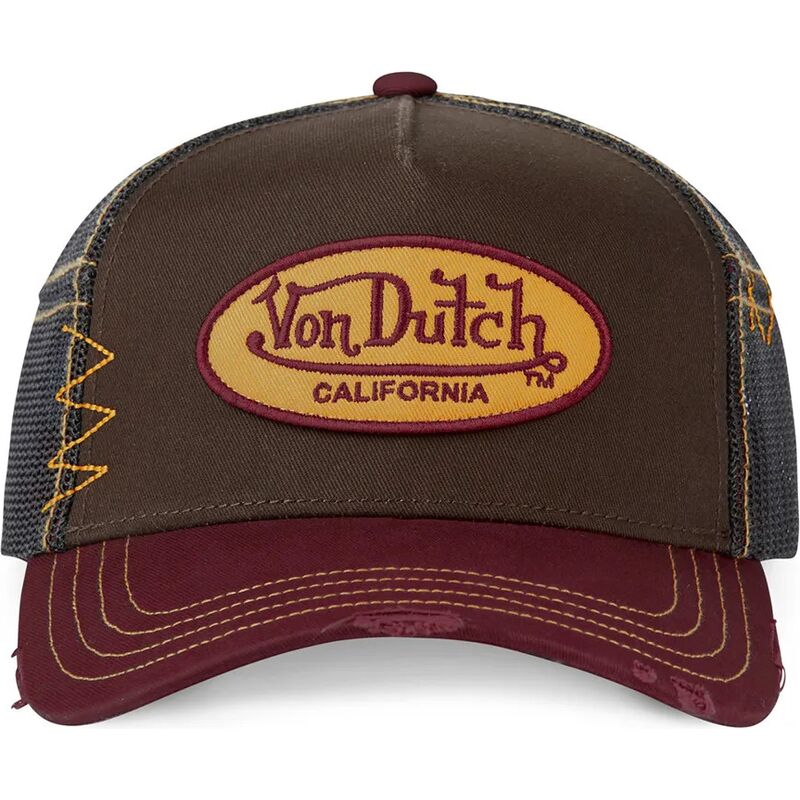 parte delantera de la gorra von dutch de color marron con visera burdeos y logo delantero bordado en burdeos sobre fondo mostaza