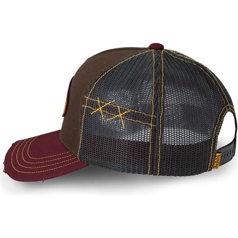 vista lateral de la gorra von dutch de color marron con visera burdeos y logo delantero bordado en burdeos sobre fondo mostaza