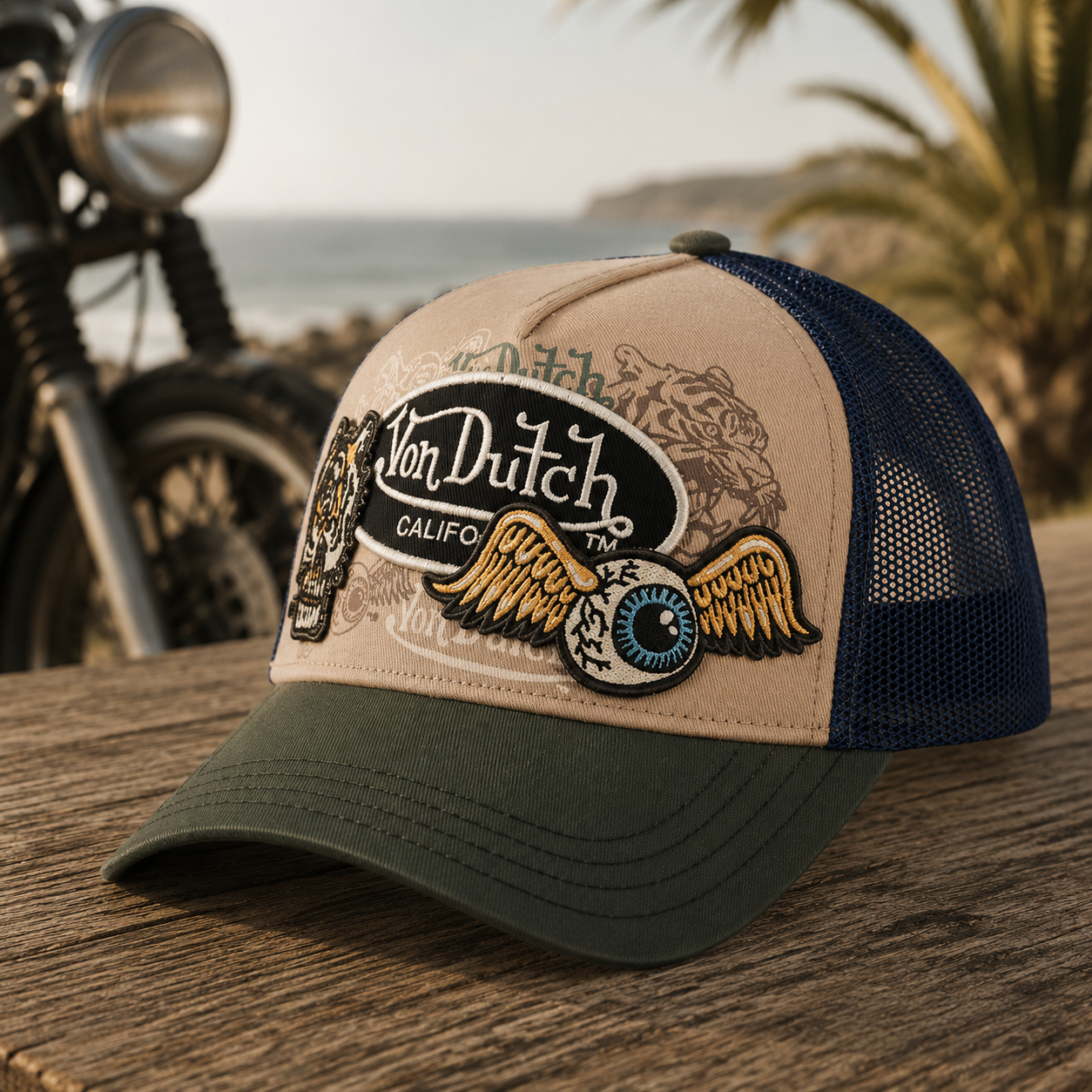 Gorra trucker Von Dutch beige azul y verde con parches bordados estilo surf vintage moto custom y estética cafe racer premium
