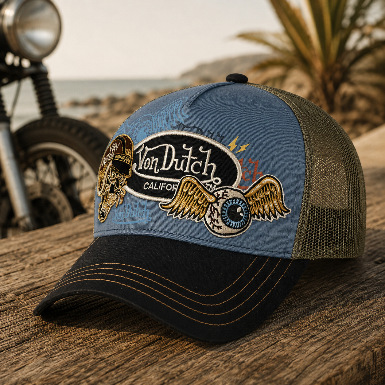 Gorra trucker Von Dutch azul multicolor con parches bordados estilo moto vintage surfwear premium y estética cafe racer California